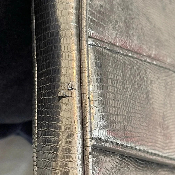 MICHAEL KORS Metallic Embossed-Leather Tablet Color Nickel - Picture 4 of 10